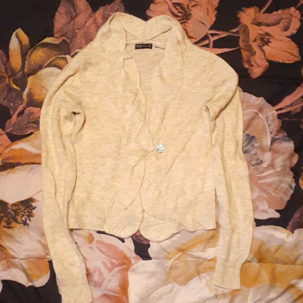 Wool Long Sleeved Cream cardigan